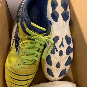 Youth soccer cleats